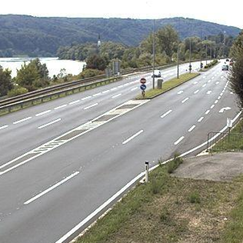 Puchenau: Live Traffic & Danube River View