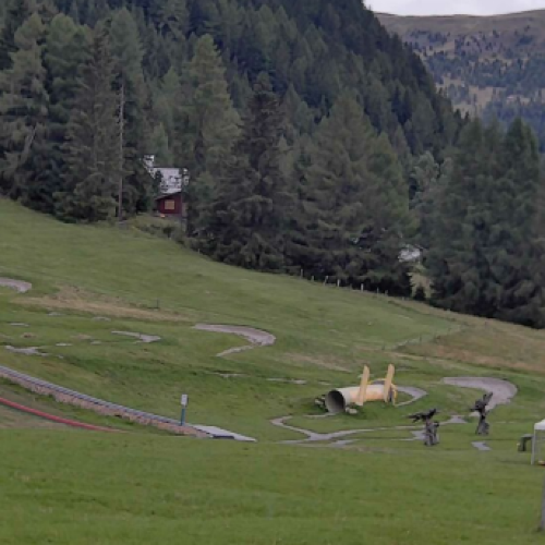 Innerkrems Mountain Webcam: Alpine Views & Activities 🏔️