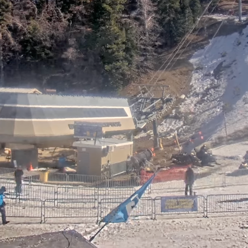 Mountain High Resort Base: A Live Look at Wrightwood's Skiing Hub 🏂