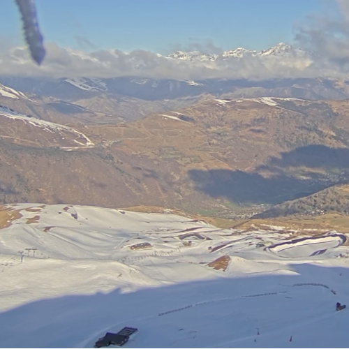 Peyragudes Privilège Webcam: A Snowy Ski Resort in the French Pyrenees 🏔️