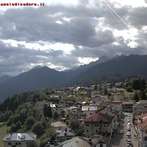 Laggio Di Cadore Live View - A Serene Italian Town Amidst Mountains