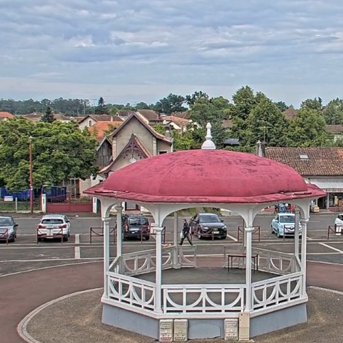 Parentis-en-Born Place du Kiosque Live View