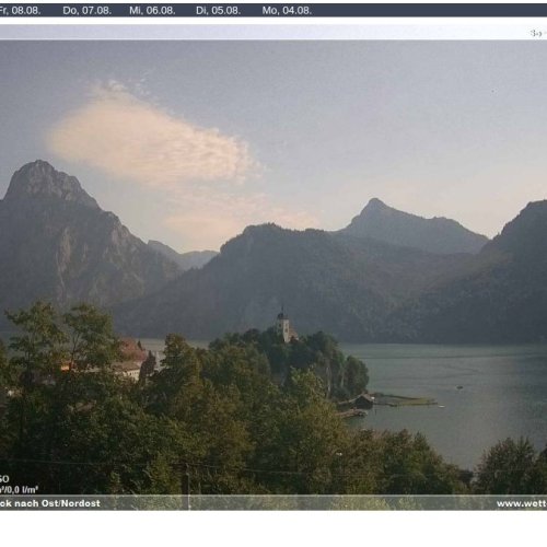 Traunkirchen Live Webcam: Lake Traunsee & Schloss Ort Views