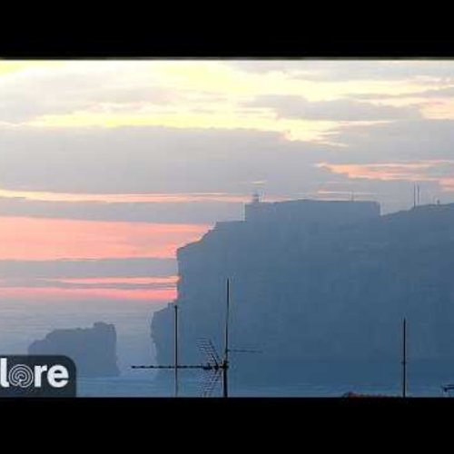 Nazare Live Webcam: Ocean Views & Coastal Life