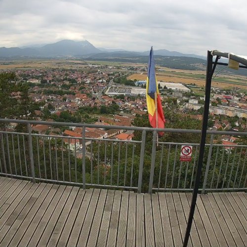 Râșnov Live Camera: Panoramic View of the Medieval Town & Făgăraș Mountains