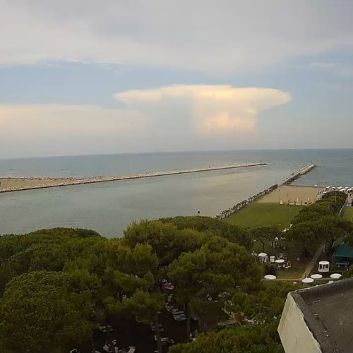 Experience Caorle's Breathtaking Coastline: Live from Spiaggia Ponente