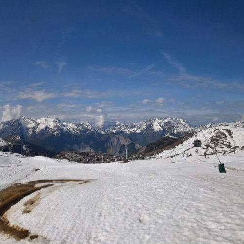Alpe d'Huez 2100m: Live Ski Resort Views