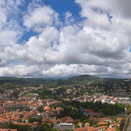 Discover Le Puy-en-Velay Through Its Live Webcam