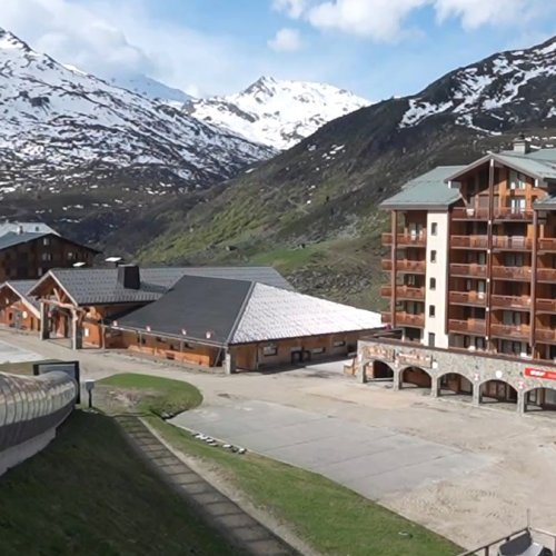 Les Bruyères Live: A Serene Alpine Scene 🏔️