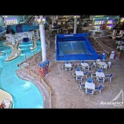 Avalanche Bay Indoor Waterpark Live Webcam: Boyne Falls, USA