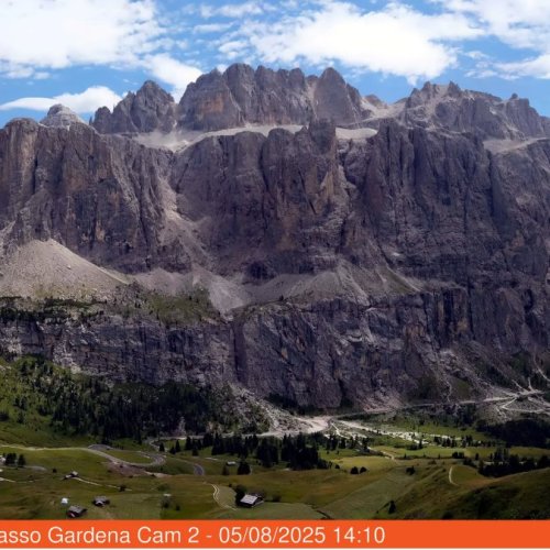Grödner Joch Live Webcam: Dolomites Mountain Pass Views