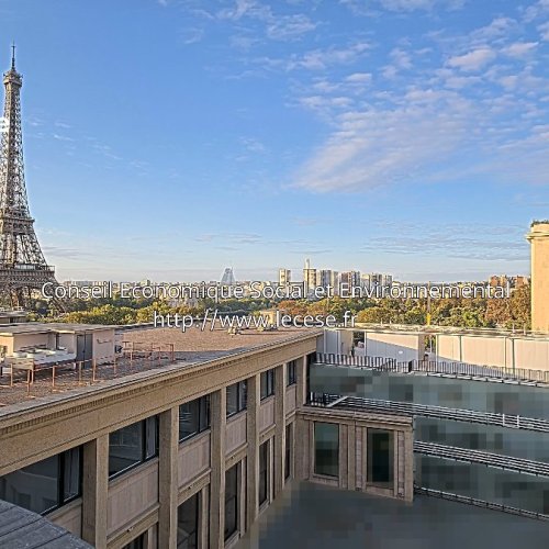 Eiffel Tower Live View: Paris Cityscape Webcam