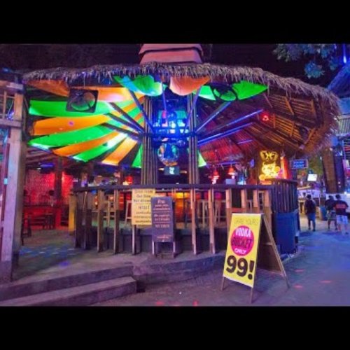 Cau Lac Bo Xoai Xanh Nightlife in Bangkok