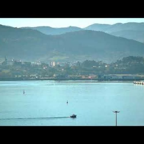 Santander Bay HD Live Cam: Port, City & Mountain Views