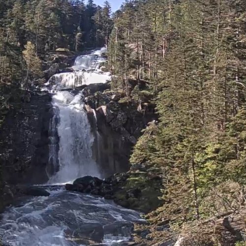 Cauterets' Cascade du Pont d'Espagne: A Majestic Waterfall in the Pyrenees