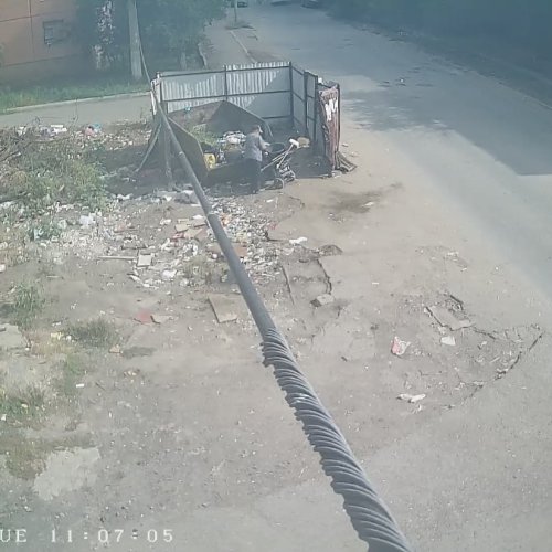 Astrakhan Live Street Camera: Real-Time View of a Quiet Residential Corner
