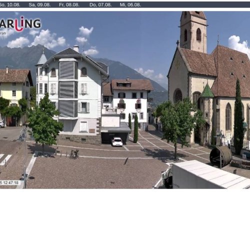 Marling Bei Meran Live Webcam: Village Square & Mountain Views