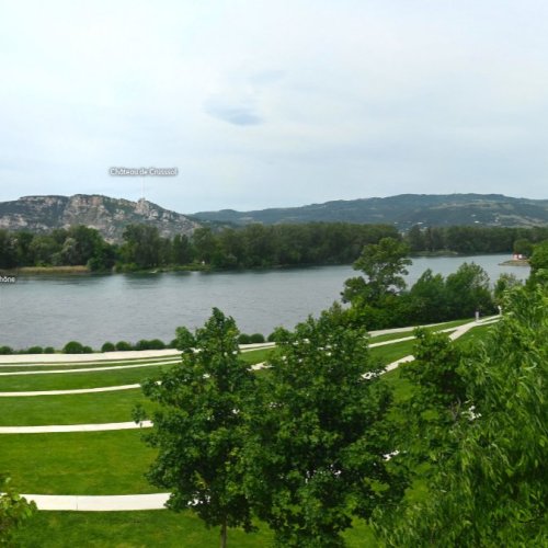 Discover Bourg-lès-Valence's Scenic Girodet Park 🌳